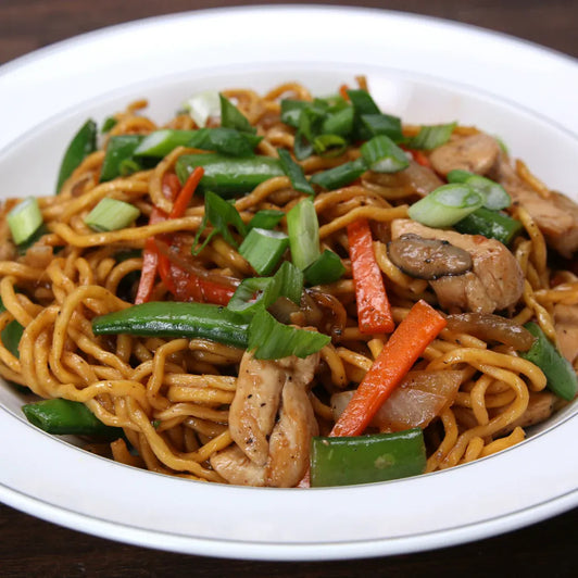 Delicious Chicken Lo Mein 🍜 with veggies, green onions, and tender chicken. Perfect for a quick dinner! Chicken lo mein recipe.